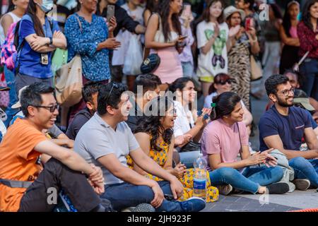 Wembley Park, Londres, Royaume-Uni. 16th juillet 2022. Les foules apprécient les spectacles au soleil tandis que la journée internationale de Busking revient au parc Wembley. Ce festival gratuit d'une journée a de grands noms qui partagent 9 scènes avec des artistes et des groupes populaires. L'événement du parc Wembley comprend également des espaces de détente en famille avec des ateliers de cirque, des spectacles de magie et de comédie, une routine d'évasion, de la peinture de visage et des artistes de ballons. La Journée internationale de Busking, appuyée par le maire de Londres, est présentée par Busk à Londres. Amanda Rose/Alamy Live News Banque D'Images