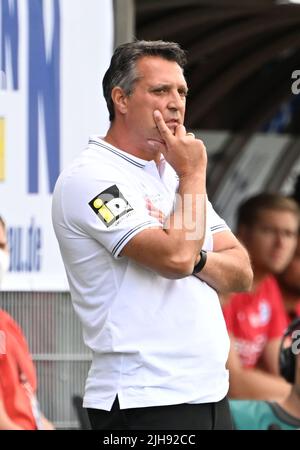 Sandhausen, Allemagne. 16th juillet 2022. Football: 2nd Bundesliga, SV Sandhausen - DSC Arminia Bielefeld, Matchday 1, BWT-Stadion am Hardtwald. L'autocar de Sandhausen Alois Schwartz. Crédit : Uli Deck/dpa - REMARQUE IMPORTANTE : Conformément aux exigences de la DFL Deutsche Fußball Liga et de la DFB Deutscher Fußball-Bund, il est interdit d'utiliser ou d'avoir utilisé des photos prises dans le stade et/ou du match sous forme de séquences et/ou de séries de photos de type vidéo./dpa/Alay Live News Banque D'Images