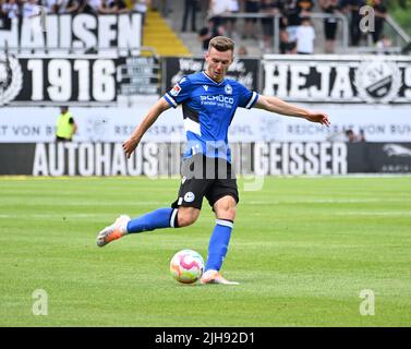 Sandhausen, Allemagne. 16th juillet 2022. Football: 2nd Bundesliga, SV Sandhausen - DSC Arminia Bielefeld, Matchday 1, BWT-Stadion am Hardtwald. Silvan Sidler de Bielefeld. Crédit : Uli Deck/dpa - REMARQUE IMPORTANTE : Conformément aux exigences de la DFL Deutsche Fußball Liga et de la DFB Deutscher Fußball-Bund, il est interdit d'utiliser ou d'avoir utilisé des photos prises dans le stade et/ou du match sous forme de séquences et/ou de séries de photos de type vidéo./dpa/Alay Live News Banque D'Images