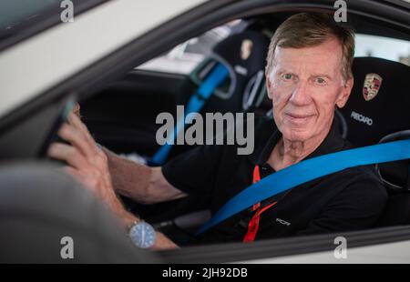 Leonberg, Allemagne. 16th juillet 2022. Walter Röhrl, pilote de rallye, est assis dans une Porsche 911 GT3 RS au 'Solitude Revival 2022'. Plus de 400 véhicules peuvent être admirés lors de l'événement. Credit: Christoph Schmidt/dpa/Alay Live News Banque D'Images