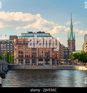 Stockholm, Suède - 26 juin 2022: Maison Centralpalatset, avec la tour de l'église Klara, suédoise: Klara kyrka à l'extrémité, situé à Norrmalm dans le centre de Stockholm, dans la rue Tegelbacken Banque D'Images