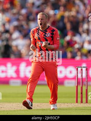 Matt Parkinson, de Lancashire Lightning, célèbre la prise du cricket de Joe Weatherley, de Hampshire Hawks, lors du match final de Vitality Blast T20 au stade Edgbaston, à Birmingham. Date de la photo: Samedi 16 juillet 2022. Banque D'Images