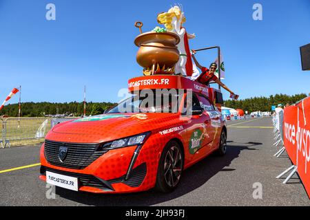 L'illustration montre une voiture de promotion du Parc Astérix Paris avant la 14e étape de la course cycliste Tour de France, de Saint-Etienne à Mende (195 km), France, le samedi 16 juillet 2022. Le Tour de France de cette année a lieu du 01 au 24 juillet 2022. BELGA PHOTO DAVID PINTENS - SORTIE ROYAUME-UNI Banque D'Images