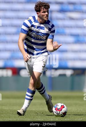 Reading’s Tom Holmes en action lors d’un match amical d’avant-saison au Select car Leasing Stadium, Reading. Date de la photo: Samedi 16 juillet 2022. Banque D'Images