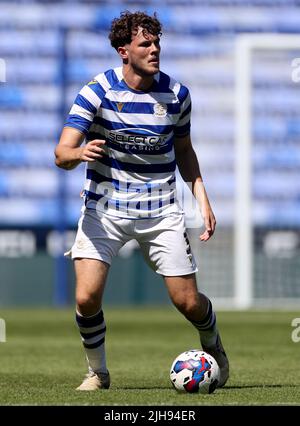 Reading’s Tom Holmes en action lors d’un match amical d’avant-saison au Select car Leasing Stadium, Reading. Date de la photo: Samedi 16 juillet 2022. Banque D'Images