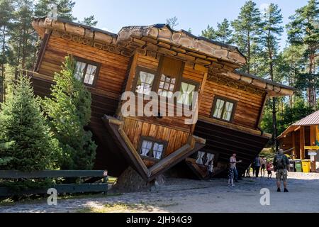 Szymbark, Pologne. 12th juillet 2022. Vue sur une maison à l'envers à Szymbark. Avec dans les gens peuvent marcher sur le plafond et de l'expérience des problèmes avec le labyrinthe. Le créateur de ce projet est l'entrepreneur Daniel Czapiewski. La maison à l'envers à Szymbark est une maison en bois de taille naturelle, placée sur le toit. À Szymbark il y a un musée en plein air avec le plus long conseil au monde (entré dans le Livre Guinness des records), la maison à l'envers ou la maison de Sibérie. (Photo de Mateusz Slodkowski/SOPA Images/Sipa USA) crédit: SIPA USA/Alay Live News Banque D'Images