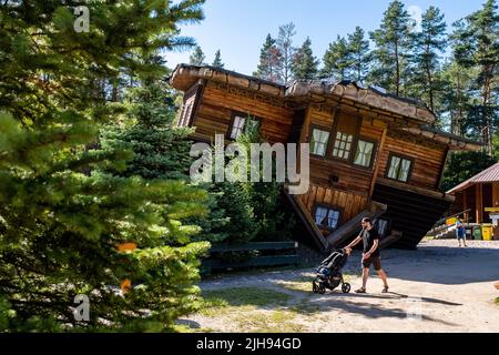 Szymbark, Pologne. 12th juillet 2022. Vue sur une maison à l'envers à Szymbark. Avec dans les gens peuvent marcher sur le plafond et de l'expérience des problèmes avec le labyrinthe. Le créateur de ce projet est l'entrepreneur Daniel Czapiewski. La maison à l'envers à Szymbark est une maison en bois de taille naturelle, placée sur le toit. À Szymbark il y a un musée en plein air avec le plus long conseil au monde (entré dans le Livre Guinness des records), la maison à l'envers ou la maison de Sibérie. (Photo de Mateusz Slodkowski/SOPA Images/Sipa USA) crédit: SIPA USA/Alay Live News Banque D'Images