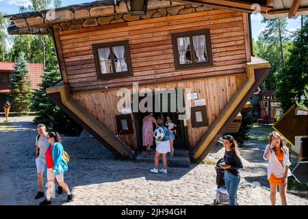 Szymbark, Pologne. 12th juillet 2022. Clients vus à côté de la maison à l'envers à Szymbark. Avec dans les gens peuvent marcher sur le plafond et de l'expérience des problèmes avec le labyrinthe. Le créateur de ce projet est l'entrepreneur Daniel Czapiewski. La maison à l'envers à Szymbark est une maison en bois de taille naturelle, placée sur le toit. À Szymbark il y a un musée en plein air avec le plus long conseil au monde (entré dans le Livre Guinness des records), la maison à l'envers ou la maison de Sibérie. (Photo de Mateusz Slodkowski/SOPA Images/Sipa USA) crédit: SIPA USA/Alay Live News Banque D'Images