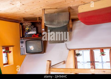 Szymbark, Pologne. 12th juillet 2022. Vue intérieure d'une maison à l'envers à Szymbark. Avec dans les gens peuvent marcher sur le plafond et de l'expérience des problèmes avec le labyrinthe. Le créateur de ce projet est l'entrepreneur Daniel Czapiewski. La maison à l'envers à Szymbark est une maison en bois de taille naturelle, placée sur le toit. À Szymbark il y a un musée en plein air avec le plus long conseil au monde (entré dans le Livre Guinness des records), la maison à l'envers ou la maison de Sibérie. (Photo de Mateusz Slodkowski/SOPA Images/Sipa USA) crédit: SIPA USA/Alay Live News Banque D'Images