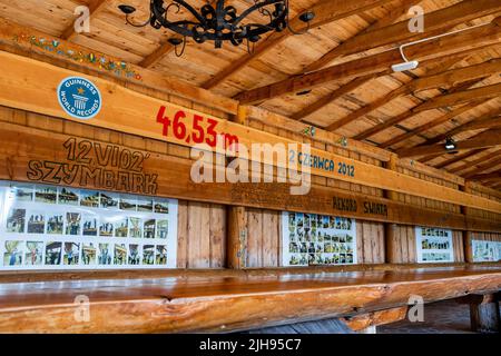 Szymbark, Pomerania, Pologne. 12th juillet 2022. La plus longue planche du monde (46,53m) vue au Musée du Kashoubien à Szymbark. À Szymbark il y a un musée en plein air avec le plus long conseil au monde (entré dans le Livre Guinness des records), la maison à l'envers ou la maison de Sibérie. (Image de crédit : © Mateusz Slodkowski/SOPA Images via ZUMA Press Wire) Banque D'Images