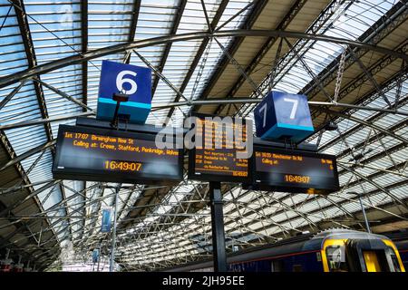 Les arrivées et les départs sont à l'intérieur de la gare de Liverpool Lime Street Banque D'Images