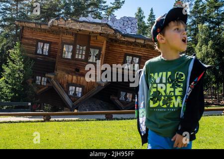 Szymbark, Pomerania, Pologne. 12th juillet 2022. Un enfant vu près de la maison à l'envers à Szymbark. Avec dans les gens peuvent marcher sur le plafond et de l'expérience des problèmes avec le labyrinthe. Le créateur de ce projet est l'entrepreneur Daniel Czapiewski. La maison à l'envers à Szymbark est une maison en bois de taille naturelle, placée sur le toit. À Szymbark il y a un musée en plein air avec le plus long conseil au monde (entré dans le Livre Guinness des records), la maison à l'envers ou la maison de Sibérie. (Image de crédit : © Mateusz Slodkowski/SOPA Images via ZUMA Press Wire) Banque D'Images