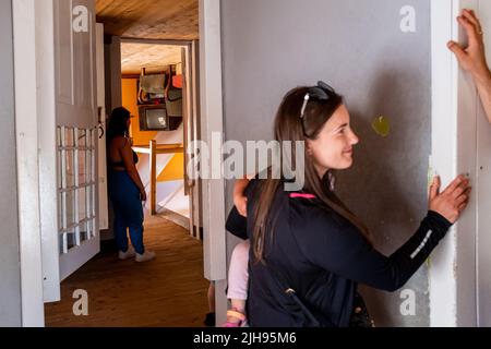 Szymbark, Pomerania, Pologne. 12th juillet 2022. Clients vus dans l'intérieur de la maison à l'envers à Szymbark. Avec dans les gens peuvent marcher sur le plafond et de l'expérience des problèmes avec le labyrinthe. Le créateur de ce projet est l'entrepreneur Daniel Czapiewski. La maison à l'envers à Szymbark est une maison en bois de taille naturelle, placée sur le toit. À Szymbark il y a un musée en plein air avec le plus long conseil au monde (entré dans le Livre Guinness des records), la maison à l'envers ou la maison de Sibérie. (Image de crédit : © Mateusz Slodkowski/SOPA Images via ZUMA Press Wire) Banque D'Images