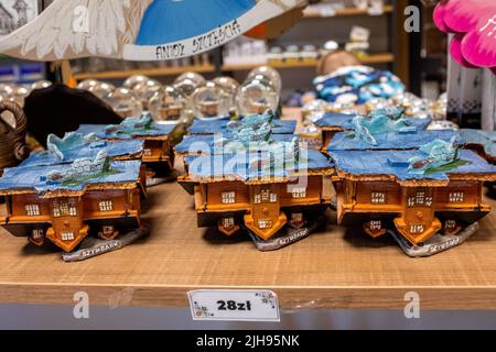 Szymbark, Pomerania, Pologne. 12th juillet 2022. Mini-souvenirs de la maison à l'envers vus au magasin du Musée de Szymbark. À Szymbark il y a un musée en plein air avec le plus long conseil au monde (entré dans le Livre Guinness des records), la maison à l'envers ou la maison de Sibérie. (Image de crédit : © Mateusz Slodkowski/SOPA Images via ZUMA Press Wire) Banque D'Images