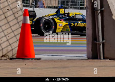 Toronto, ONTARIO, Canada. 16th juillet 2022. COLTON HERTA (26), de Valence, en Californie, se déplace dans les virages lors d'une pratique pour la Honda Indy Toronto au lieu d'exposition des rues de Toronto, à Toronto, EN ONTARIO. (Image de crédit : © Walter G. Arce Sr./ZUMA Press Wire) Banque D'Images