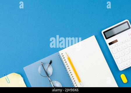 Bloc-notes, crayon, calculatrice, feuille de notes, lunettes. Banque D'Images