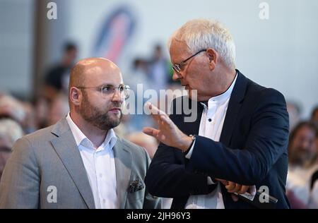 Stuttgart, Allemagne. 16th juillet 2022. Les politiciens de l'AFD, Markus Frohnmaier (l) et Emil Sänze, se réunissent dans le hall de la conférence du parti de l'AfD à Stuttgart. Ils sont élus comme la nouvelle double direction de l'État. Credit: Bernd Weißbrod/dpa/Alay Live News Banque D'Images