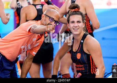 TERRASSA, ESPAGNE - JUILLET 16 : entraîneur-chef Jamilo Mulders des pays-Bas, Frédéric Matla des pays-Bas pendant la coupe du monde des femmes de hockey FIH 2022 demi-finale entre les pays-Bas et l'Australie à l'Estadi Olímpic de Terrassa on 16 juillet 2022 à Terrassa, Espagne (photo de Patrick Goosen/Orange Pictures) Banque D'Images