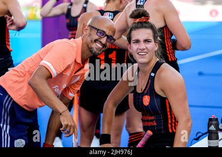 TERRASSA, ESPAGNE - JUILLET 16 : entraîneur-chef Jamilo Mulders des pays-Bas, Frédéric Matla des pays-Bas pendant la coupe du monde des femmes de hockey FIH 2022 demi-finale entre les pays-Bas et l'Australie à l'Estadi Olímpic de Terrassa on 16 juillet 2022 à Terrassa, Espagne (photo de Patrick Goosen/Orange Pictures) Banque D'Images