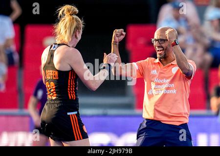 TERRASSA, ESPAGNE - JUILLET 16 : Entraîneur-chef Jamilo Mulders des pays-Bas, Margot van Geffen des pays-Bas célébrant la victoire lors de la coupe du monde des femmes de hockey FIH 2022 demi-finale entre les pays-Bas et l'Australie à l'Estadi Olímpic de Terrassa sur 16 juillet 2022 à Terrassa, Espagne (photo de Patrick Goosen/Orange Pictures) Banque D'Images