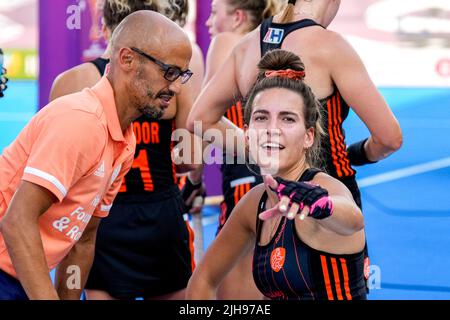 TERRASSA, ESPAGNE - JUILLET 16 : entraîneur-chef Jamilo Mulders des pays-Bas, Frédéric Matla des pays-Bas pendant la coupe du monde des femmes de hockey FIH 2022 demi-finale entre les pays-Bas et l'Australie à l'Estadi Olímpic de Terrassa on 16 juillet 2022 à Terrassa, Espagne (photo de Patrick Goosen/Orange Pictures) Banque D'Images