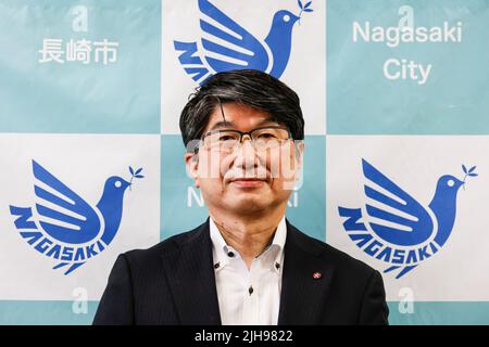 15 juillet 2022, Nagasaki, Japon: Le maire de Nagasaki, Tomihisa Taue, pose une photo après une rencontre spéciale avec des journalistes étrangers à l'hôtel de ville de Nagasaki. Avec les préoccupations de guerre entre la Russie et l'Ukraine, le Japon encourage les initiatives en faveur de la paix et de l'abolition des armes nucléaires, au risque d'être à nouveau utilisées. Le Japon est le seul pays attaqué avec des armes nucléaires. Un groupe de journalistes étrangers se sont rendus dans les villes d'Hiroshima et de Nagasaki (lors d'un tour de presse) avant le 77th anniversaire des attentats à la bombe atomique de la Seconde Guerre mondiale. La tournée de presse a été organisée par le Ministère des affaires étrangères (crédit Banque D'Images