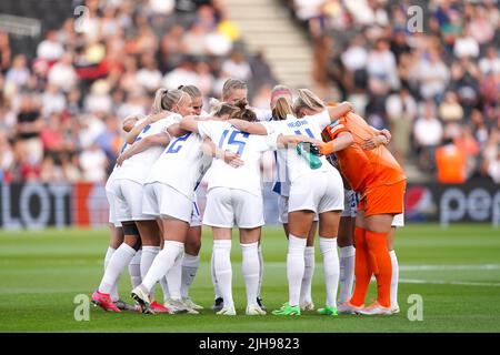 Milton Keynes, Royaume-Uni. 16th juillet 2022. Milton Keynes, Angleterre, 16 juillet 2022 : rencontre d'équipe de Finlande lors du match de football européen 2022 de groupe B entre la Finlande et l'Allemagne au stade MK de Milton Keynes, en Angleterre. (Daniela Porcelli /SPP) crédit: SPP Sport presse photo. /Alamy Live News Banque D'Images