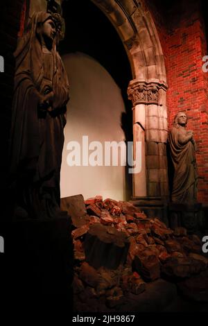 15 juillet 2022, Nagasaki, Japon : réplique du mur sud de la cathédrale d'Urakami bombardée exposée au musée de la bombe atomique de Nagasaki. Avec les préoccupations de guerre entre la Russie et l'Ukraine, le Japon encourage les initiatives en faveur de la paix et de l'abolition des armes nucléaires, au risque d'être à nouveau utilisées. Le Japon est le seul pays attaqué avec des armes nucléaires. Un groupe de journalistes étrangers se sont rendus dans les villes d'Hiroshima et de Nagasaki (lors d'un tour de presse) avant le 77th anniversaire des attentats à la bombe atomique de la Seconde Guerre mondiale. La tournée de presse a été organisée par le Ministère des Affaires étrangères (Credit image: © Rodrigo Rey Banque D'Images