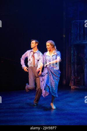 Charlie Stemp (Bobby Child), Carly Anderson (Polly Baker) est fou POUR VOUS au Chichester Festival Theatre, Chichester, West Sussex, Angleterre ouverture le 19/07/2022 musique et paroles: George & Ira Gershwin livre: Ken Ludwig co-conçu par Ken Ludwig & Mike Ockrent Set design: Beowulf Boritt costumes: William Ivey long Lighting: Ken Billington chorégraphie et direction : Susan Stroman Banque D'Images