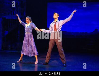 Carly Anderson (Polly Baker), Charlie Stemp (Bobby Child) est fou POUR VOUS au Chichester Festival Theatre, Chichester, West Sussex, Angleterre ouverture le 19/07/2022 musique et paroles: George & ira Gershwin livre: Ken Ludwig co-conçu par Ken Ludwig & Mike Ockrent Set design: Beowulf Boritt costumes: William Ivey long Lighting: Ken Billington chorégraphie et direction : Susan Stroman Banque D'Images