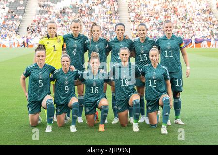 Milton Keynes, Royaume-Uni. 16th juillet 2022. Football, femmes: Championnat d'Europe, Finlande - Allemagne, cycle préliminaire, Groupe B, Matchday 3, Stade MK : le gardien de but allemand Merle Frohms (2nd rangées, l-r) et les joueurs Lena Lattwein, Sophia Kleherne, Sara Doorsoun, Sara Däbritz et Alexandra Popp, ainsi que Marina Hegering (1st rangées, l-r), Svenja Huth, Linda Dallmann, Klaria Bühn et Giulia Bwinsmann se sont réunis pour une équipe de photo. Credit: Sebastian Gollnow/dpa/Alay Live News Banque D'Images