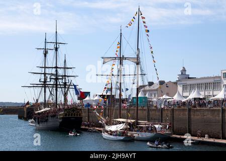 Brest, France - 14 juillet 2022 : l'étoile du Roy et la Belle poule amarrées au quai du Commandant Malbert pendant la Festi maritime internationale de Brest Banque D'Images