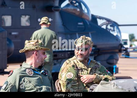 RAF Fairford, Gloucestershire, Royaume-Uni. 16th juillet 2022. L’un des plus grands spectacles aériens au monde est revenu après une pause de 3 ans en raison de la pandémie de cavid qui a conduit les forces aériennes internationales, les équipes d’exposition et les foules énormes dans les Cotswolds. La Force aérienne hongroise Mil mi-24 attaque l'équipage de l'hélicoptère avec leur avion, Mil mi-24P Hind 332 de 1 Szállitó hélicoptère Zászlóalj Banque D'Images