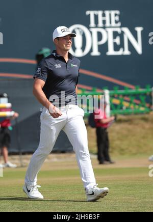 St.Andrews, Royaume-Uni. 16th juillet 2022. Le Víctor Hovland, de Norvège, parcourt le fairway de 1st au cours du troisième tour du Championnat d'Open de 150th au club de golf de St Andrews, en Écosse, samedi, 16 juillet 2022. Photo de Hugo Philpott/UPI crédit: UPI/Alay Live News Banque D'Images