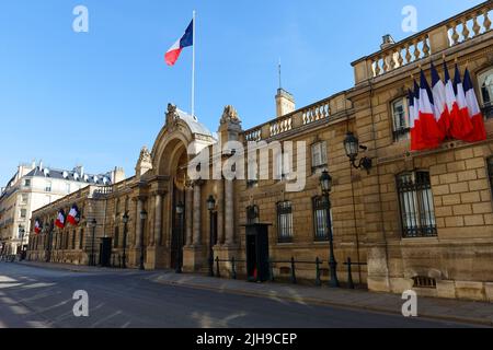 Vue sur la porte d'entrée de l'Elysée Palace décorée de drapeaux nationaux. Elysee Palace - résidence officielle du Président de la République française depuis Banque D'Images