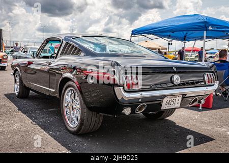 liban, TN - 14 mai 2022 : vue d'angle arrière en perspective basse d'un coupé Ford Mustang Fastback 1965 lors d'un salon de voiture local. Banque D'Images