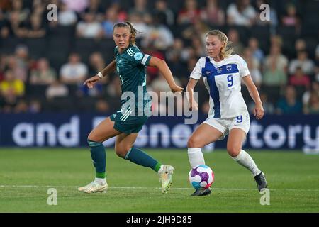 Sophia Kleinherne en Allemagne et Juliette Kemppi en Finlande (à droite) se battent pour le ballon lors du match de l'UEFA Women's Euro 2022 Group B au stade MK, Milton Keynes. Date de la photo: Samedi 16 juillet 2022. Banque D'Images