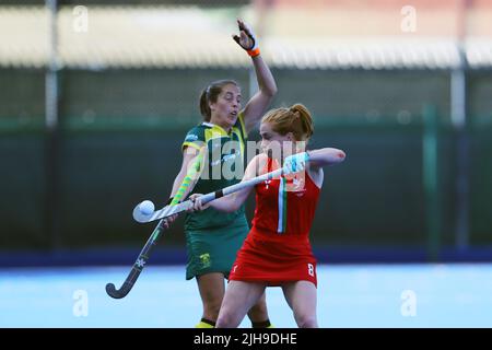 Cardiff, Royaume-Uni. 16th juillet 2022. Sarah Jones du pays de Galles (8) en action. Pays de Galles contre Afrique du Sud, match international de hockey féminin au Centre national de hockey, Sophia Gardens à Cardiff, au sud du pays de Galles, le samedi 16th juillet 2022. Cette image ne peut être utilisée que pour Editorial . photo par Andrew Orchard/Andrew Orchard sports Photography/Alamy Live News crédit: Andrew Orchard sports Photography/Alamy Live News Banque D'Images