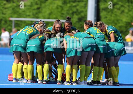 Cardiff, Royaume-Uni. 16th juillet 2022. L'équipe de hockey féminin d'Afrique du Sud se réunit avant le match. Pays de Galles contre Afrique du Sud, match international de hockey féminin au Centre national de hockey, Sophia Gardens à Cardiff, au sud du pays de Galles, le samedi 16th juillet 2022. Cette image ne peut être utilisée que pour Editorial . photo par Andrew Orchard/Andrew Orchard sports Photography/Alamy Live News crédit: Andrew Orchard sports Photography/Alamy Live News Banque D'Images