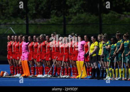 Cardiff, Royaume-Uni. 16th juillet 2022. L'équipe de hockey féminine du pays de Galles chante son hymne national avant le match.pays de Galles contre Afrique du Sud, match international de hockey féminin au National Hockey Centre, Sophia Gardens à Cardiff, South Wales on Saturday 16th July 2022. Cette image ne peut être utilisée que pour Editorial . photo par Andrew Orchard/Andrew Orchard sports Photography/Alamy Live News crédit: Andrew Orchard sports Photography/Alamy Live News Banque D'Images