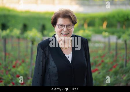 16 juillet 2022, Bavière, Würzburg: Barbara Stamm (CSU), ancienne présidente du Parlement de l'État de Bavière, regarde le photographe lors de la réception de l'État marquant le 60th anniversaire de Lebenshilfe pour les personnes handicapées intellectuelles. Photo: Nicolas Armer/dpa Banque D'Images