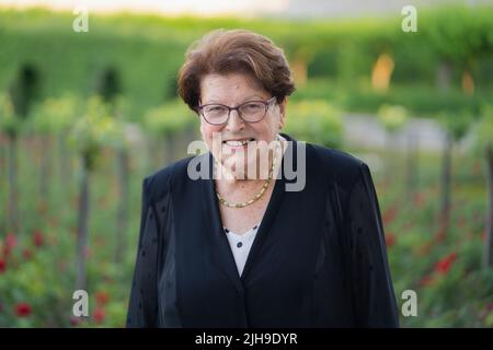 16 juillet 2022, Bavière, Würzburg: Barbara Stamm (CSU), ancienne présidente du Parlement de l'État de Bavière, regarde le photographe lors de la réception de l'État marquant le 60th anniversaire de Lebenshilfe pour les personnes handicapées intellectuelles. Photo: Nicolas Armer/dpa Banque D'Images