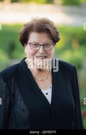 16 juillet 2022, Bavière, Würzburg: Barbara Stamm (CSU), ancienne présidente du Parlement de l'État de Bavière, regarde le photographe lors de la réception de l'État marquant le 60th anniversaire de Lebenshilfe pour les personnes handicapées intellectuelles. Photo: Nicolas Armer/dpa Banque D'Images