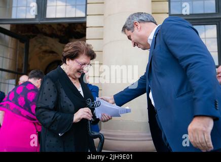 16 juillet 2022, Bavière, Würzburg: Le Premier ministre bavarois Markus Söder (CSU) remercie Barbara Stamm (CSU), ancienne présidente du Parlement bavarois, pour son discours à l'occasion de l'anniversaire de 60th de Lebenshilfe pour les personnes handicapées intellectuelles. Photo: Nicolas Armer/dpa Banque D'Images