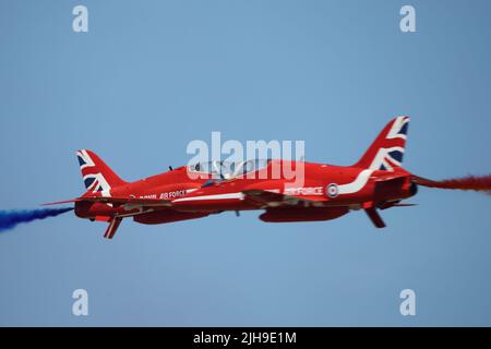 Fairford, Royaume-Uni. 16th juillet 2022. Des avions militaires du monde entier exposés pour le RIAT Royal International Air Tattoo. Les flèches rouges ont amusé la foule avec leur routine. Deux plans se croisent de près. Credit: Uwe Deffner/Alay Live News Banque D'Images