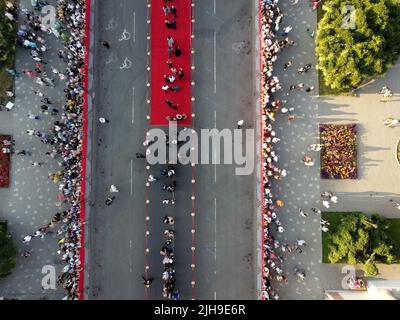 (NOTE DE LA RÉDACTION : image prise avec un drone)vue aérienne des invités et des spectateurs du tapis rouge lors de la cérémonie d'ouverture du Festival international du film d'Odessa 2021 à l'Opéra académique national d'Odessa et au Ballet Theatre. Banque D'Images