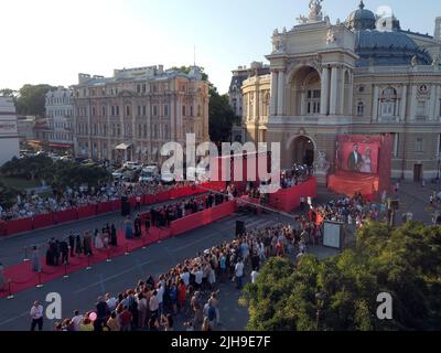 (NOTE DE LA RÉDACTION : image prise avec un drone)vue aérienne des invités et des spectateurs du tapis rouge lors de la cérémonie d'ouverture du Festival international du film d'Odessa 2021 à l'Opéra académique national d'Odessa et au Ballet Theatre. Banque D'Images
