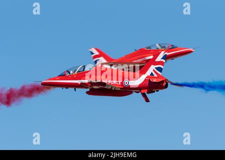 RAF Fairford, Gloucestershire, Royaume-Uni. 16th juillet 2022. L’un des plus grands spectacles aériens au monde est revenu après une pause de 3 ans en raison de la pandémie de cavid qui a conduit les forces aériennes internationales, les équipes d’exposition et les foules énormes dans les Cotswolds. RAF flèches rouges paire de synchro effectuant une passe d'opposition Banque D'Images