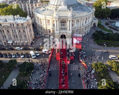 Odessa, Ukraine. 14th août 2021. (NOTE DE LA RÉDACTION : image prise avec un drone)vue aérienne des invités et des spectateurs du tapis rouge lors de la cérémonie d'ouverture du Festival international du film d'Odessa 2021 à l'Opéra académique national d'Odessa et au Ballet Theatre. (Photo de Viacheslav Onyshchenko/SOPA Images/Sipa USA) crédit: SIPA USA/Alay Live News Banque D'Images