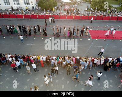 Odessa, Ukraine. 14th août 2021. (NOTE DE LA RÉDACTION : image prise avec un drone)vue aérienne des invités et des spectateurs du tapis rouge lors de la cérémonie d'ouverture du Festival international du film d'Odessa 2021 à l'Opéra académique national d'Odessa et au Ballet Theatre. (Photo de Viacheslav Onyshchenko/SOPA Images/Sipa USA) crédit: SIPA USA/Alay Live News Banque D'Images